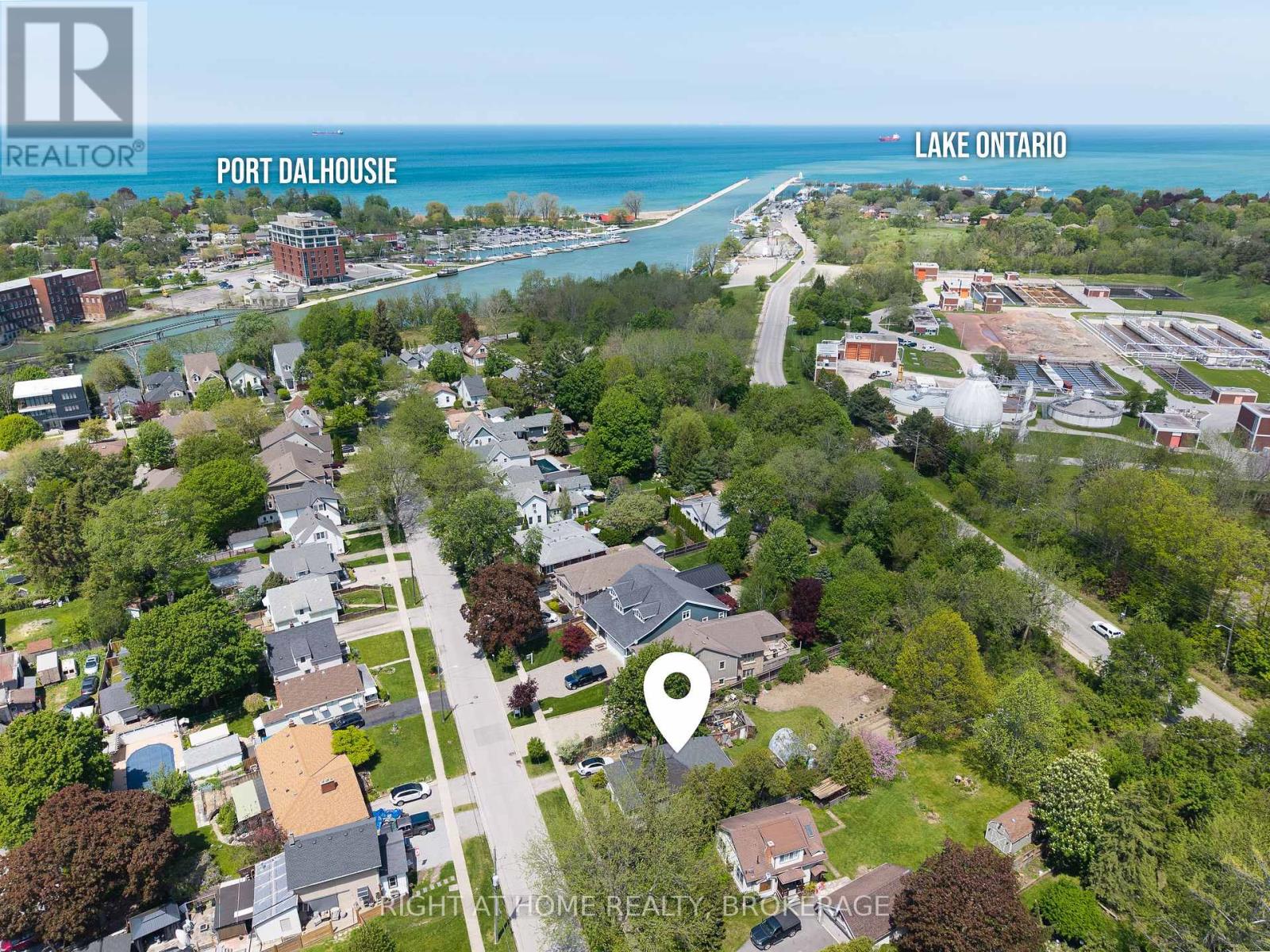 Detached at 20 JOHN STREET, St. Catharines (Port Dalhousie)