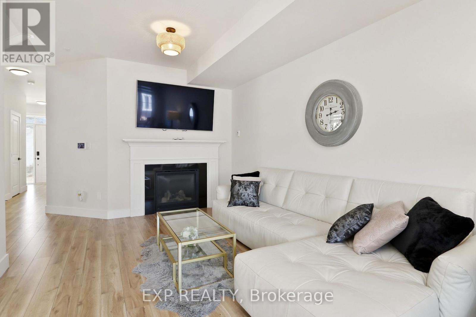 Semi-Detached/Link at 142 SYCAMORE STREET, Blue Mountains
