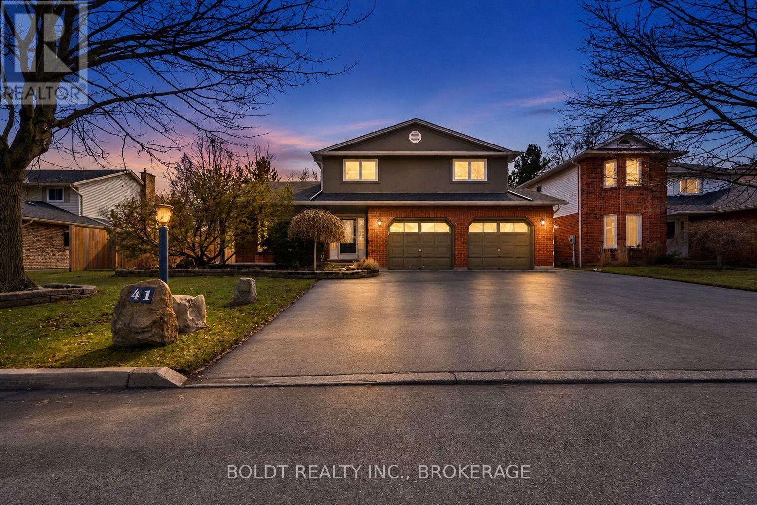 Detached at 41 FARMINGTON DRIVE, St. Catharines (Grapeview)