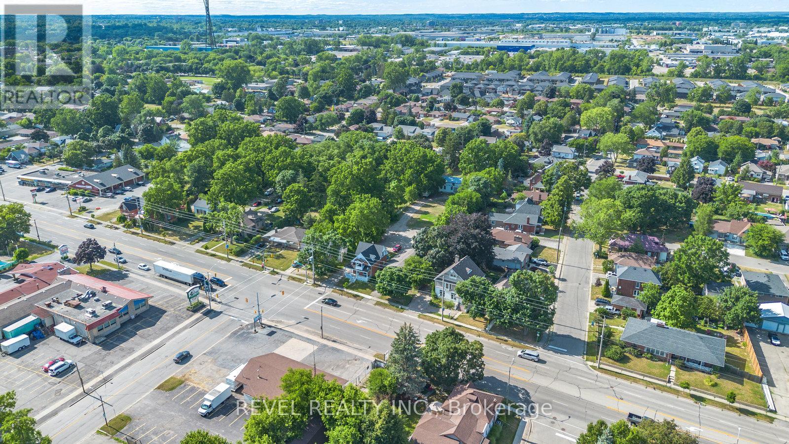 Detached at 816 COLBORNE STREET E, Brantford