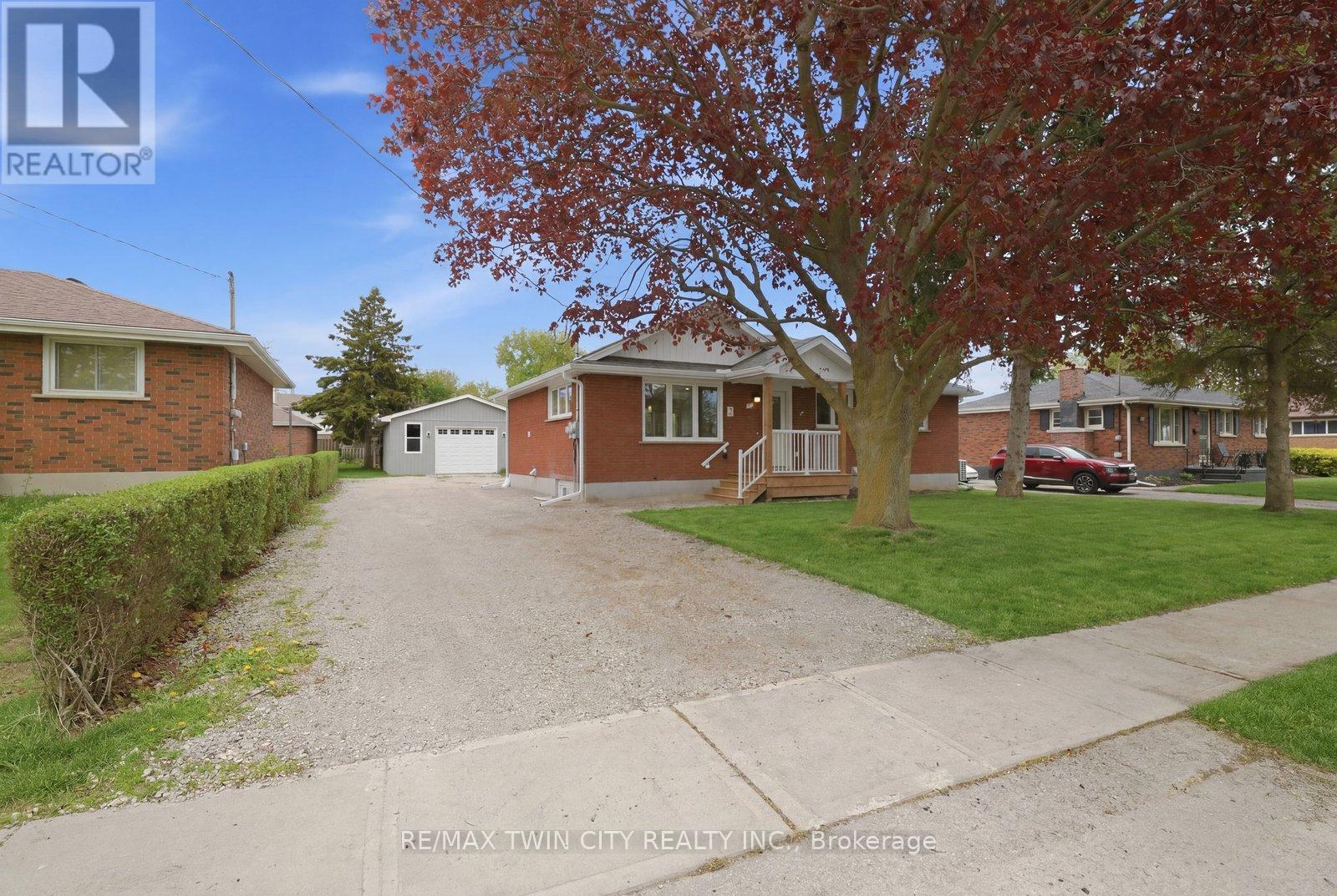 Detached at 121 SILVER STREET, Brant (Paris)