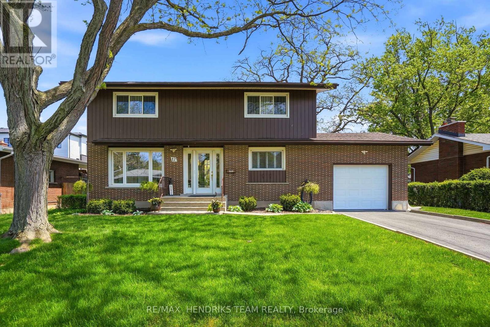 Detached at 17 JASMIN CRESCENT, St. Catharines (Glendale/Glenridge)