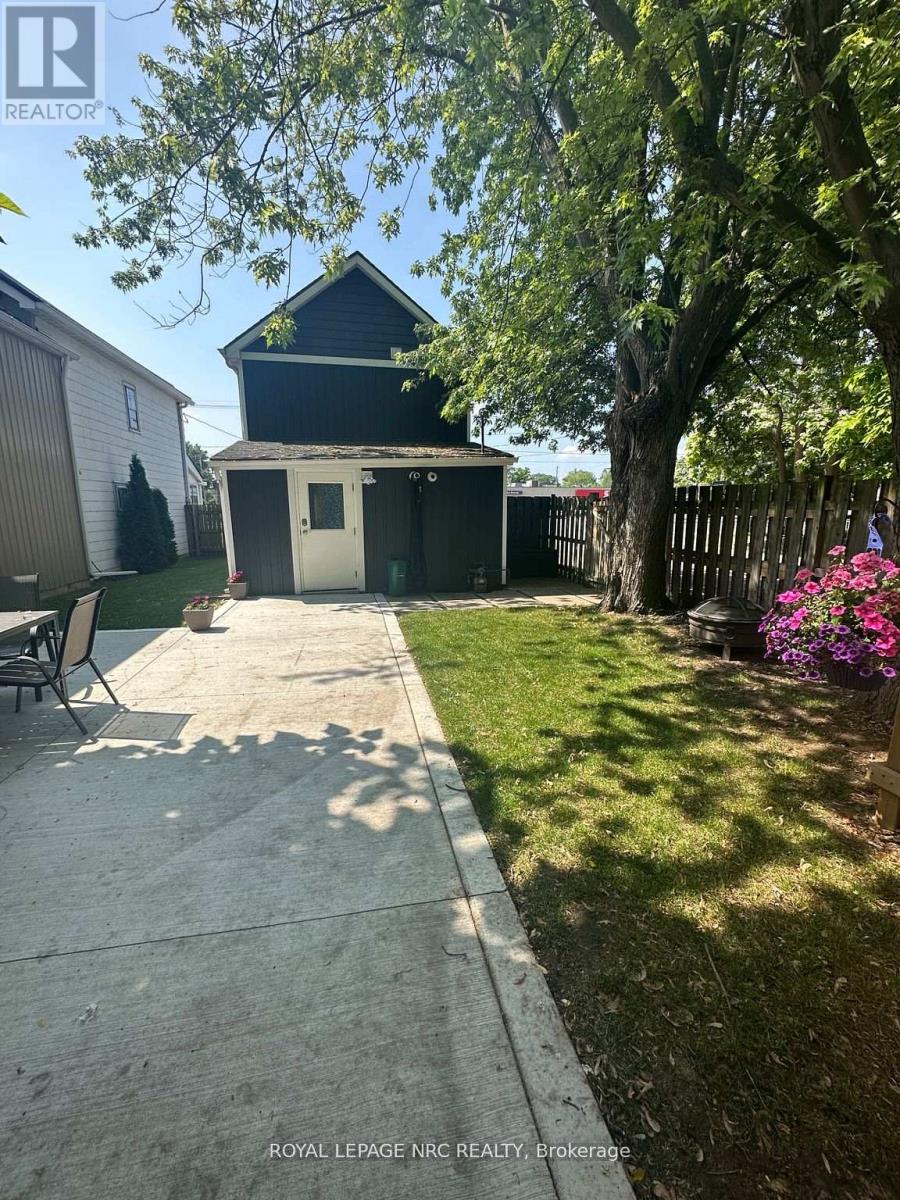 Detached at 10 THOROLD ROAD, Welland