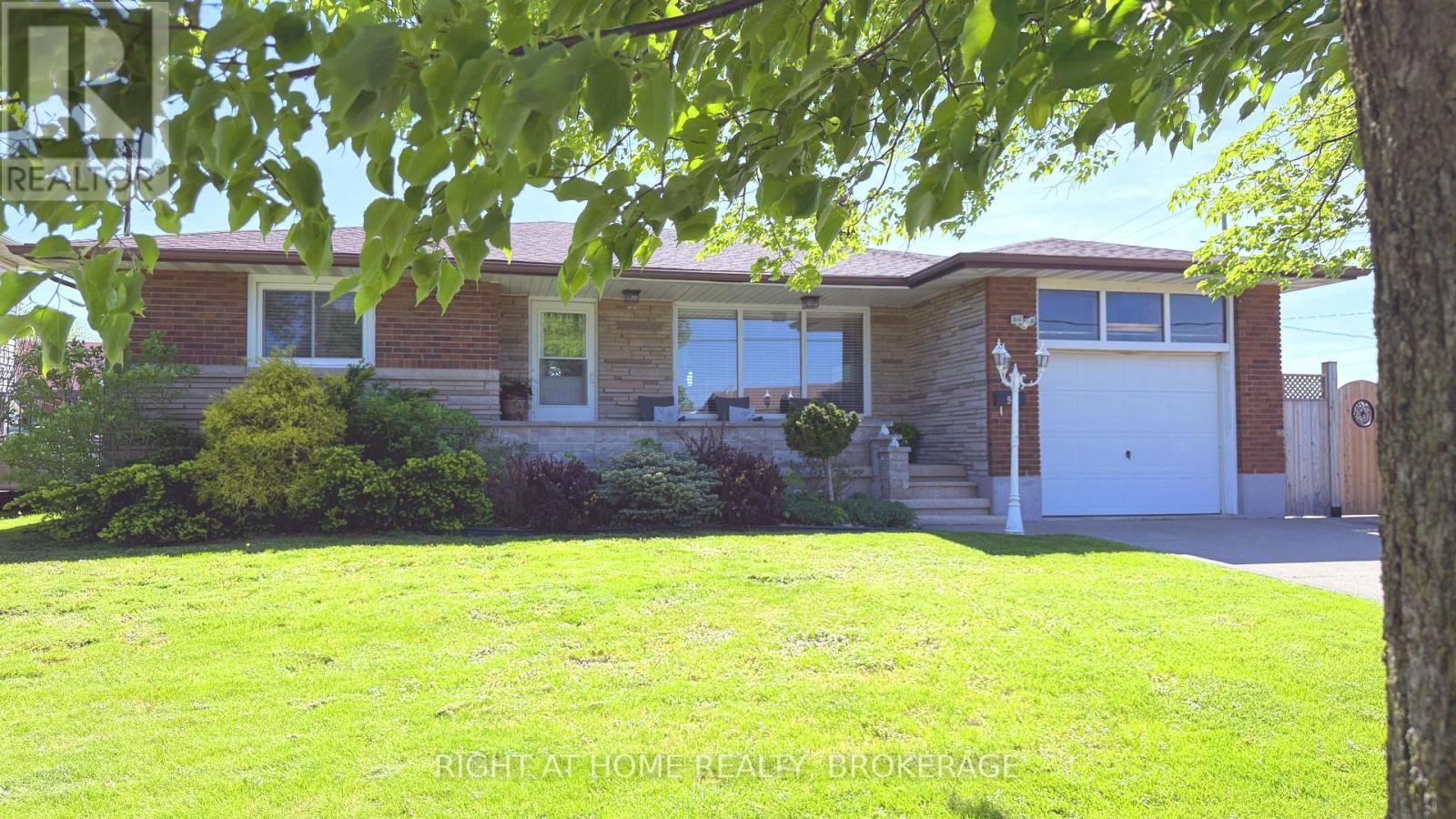 Detached at 94 WELLINGTON STREET, Welland (Lincoln/Crowland)