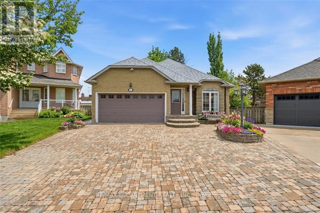 Detached at 2 AMORE BOULEVARD, Hamilton