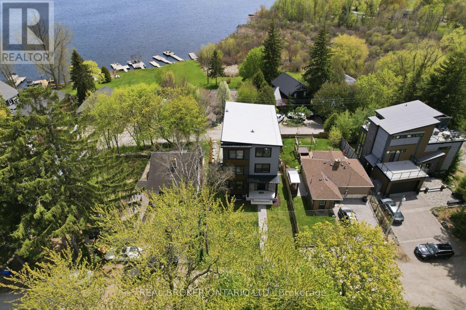 Detached at 17 MAPLE TRAIL, Puslinch