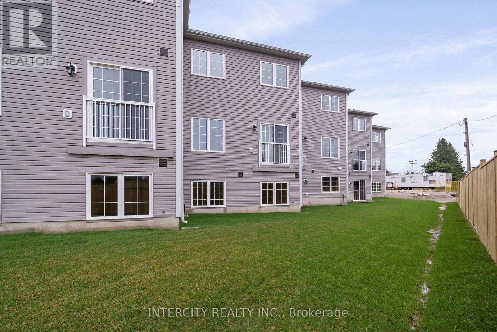 Townhouse at BLK 7 UNIT 1 - 104 WALDEN DRIVE, Shelburne