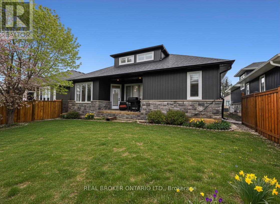 Detached at 11 - 68 CEDAR STREET, Brant