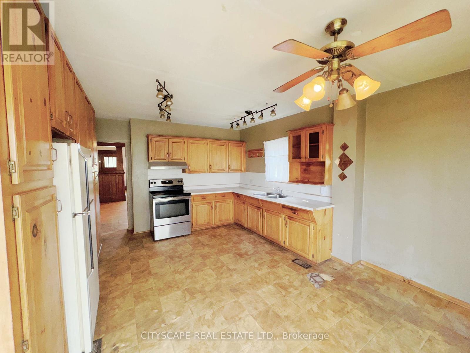 Detached at 15 HUMBERSTONE AVENUE, Brantford