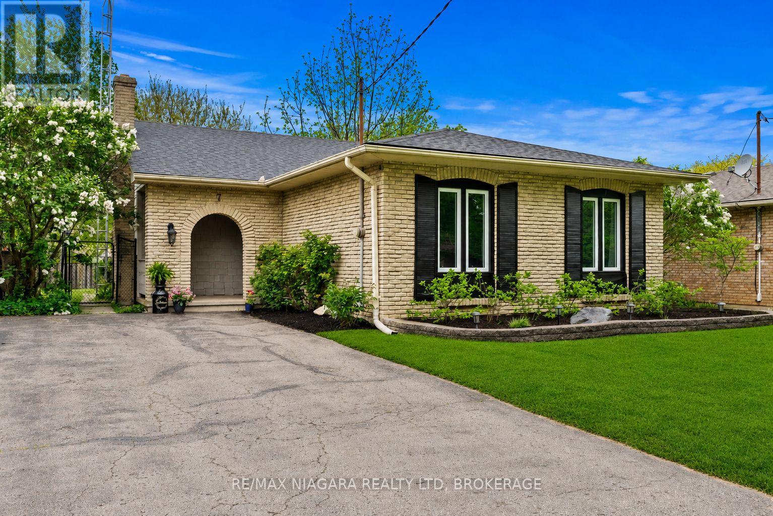 Detached at 7 AMEER DRIVE, St. Catharines