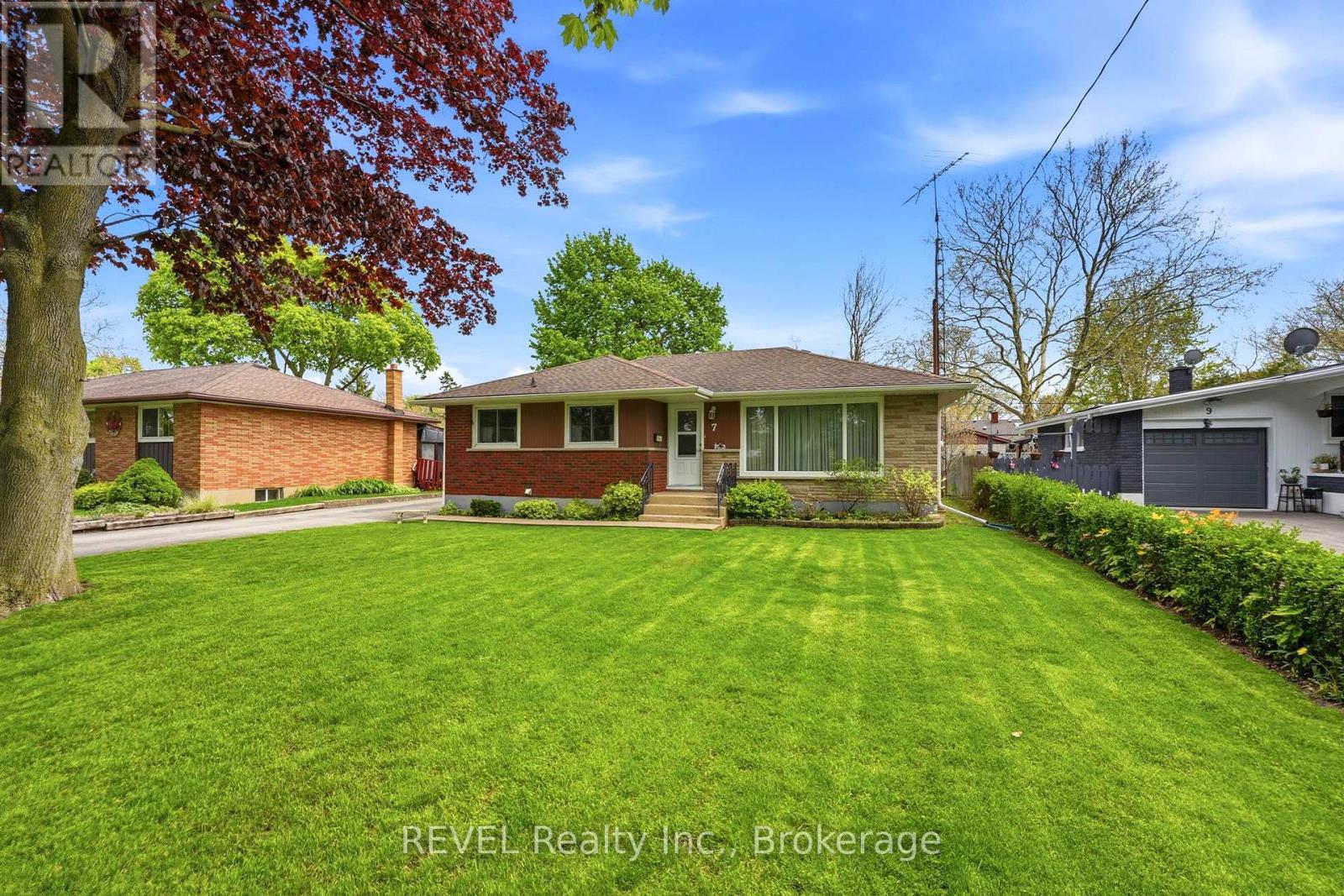 Detached at 7 BRUCEDALE AVENUE, St. Catharines (Bunting/Linwell)