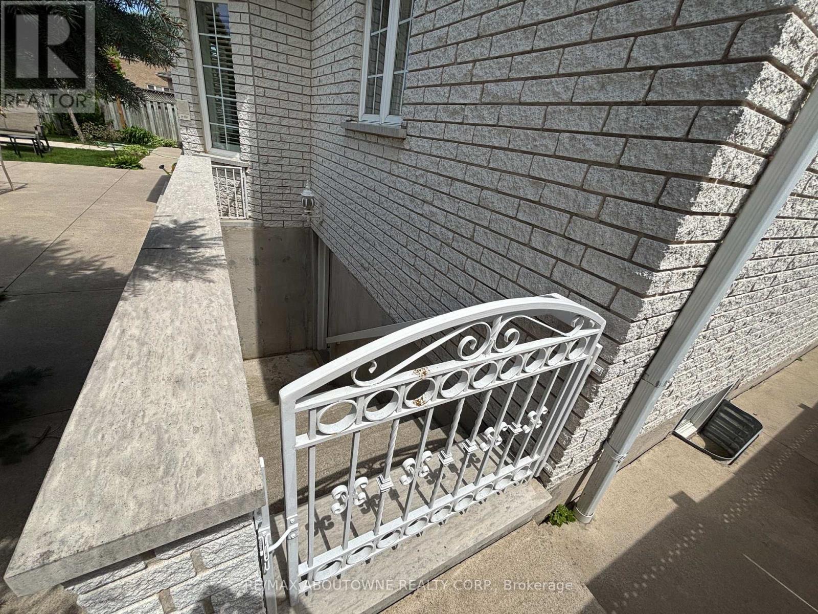 Detached at 6 FOURSEASONS DRIVE, Hamilton