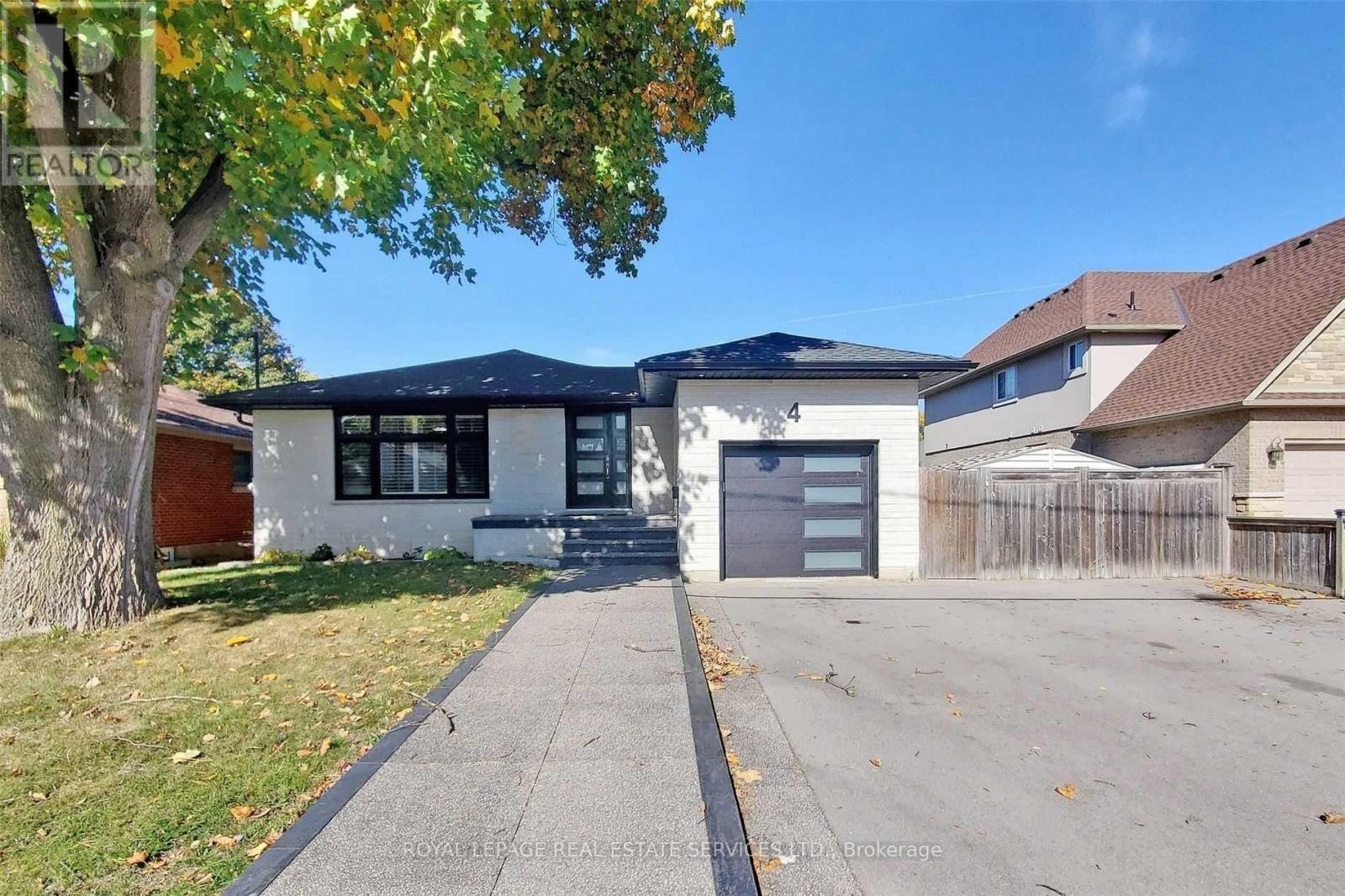 Detached at 4 MCMASTER AVENUE, Hamilton (Dundas)