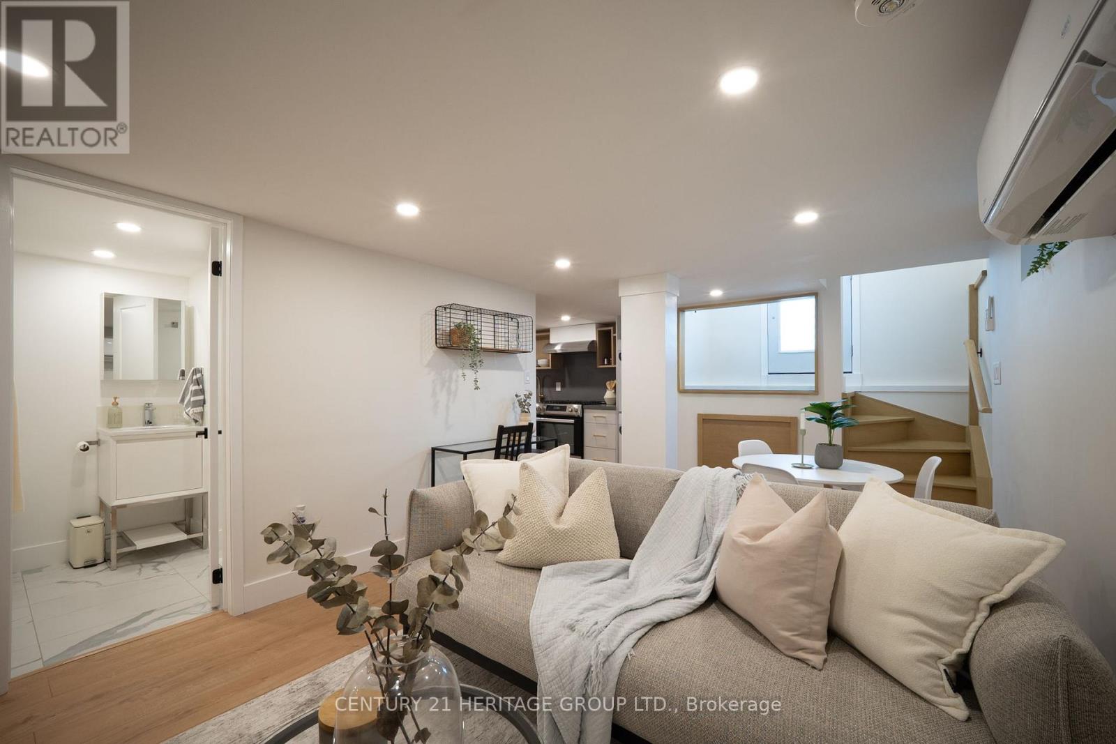 Detached at 236 MACAULAY STREET E, Hamilton