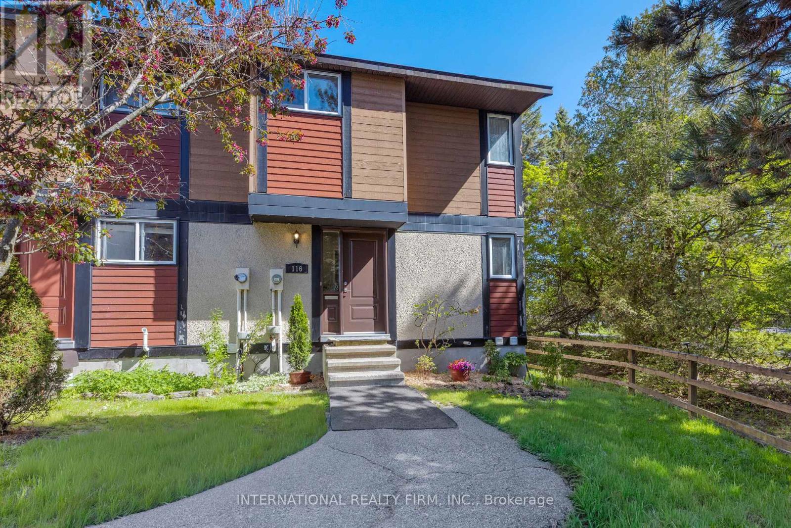 Townhouse at 116 MCCLINTOCK WAY, Ottawa