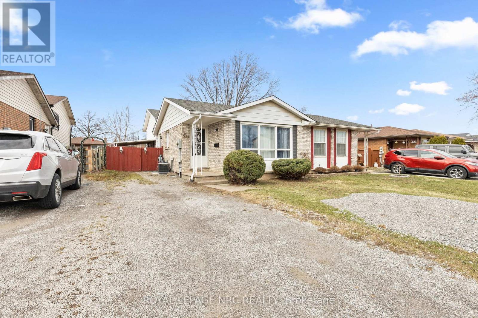 Semi-Detached/Link at 20 CANTERBURY DRIVE, St. Catharines