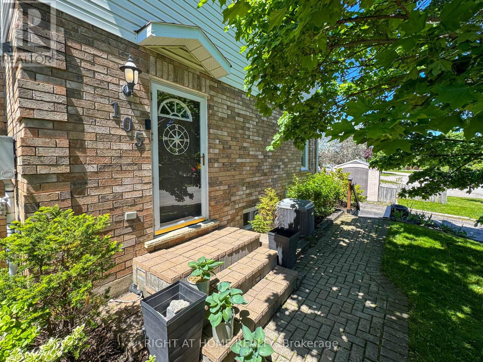 Townhouse at 105 SUMMERS DRIVE, Thorold (Confederation Heights)