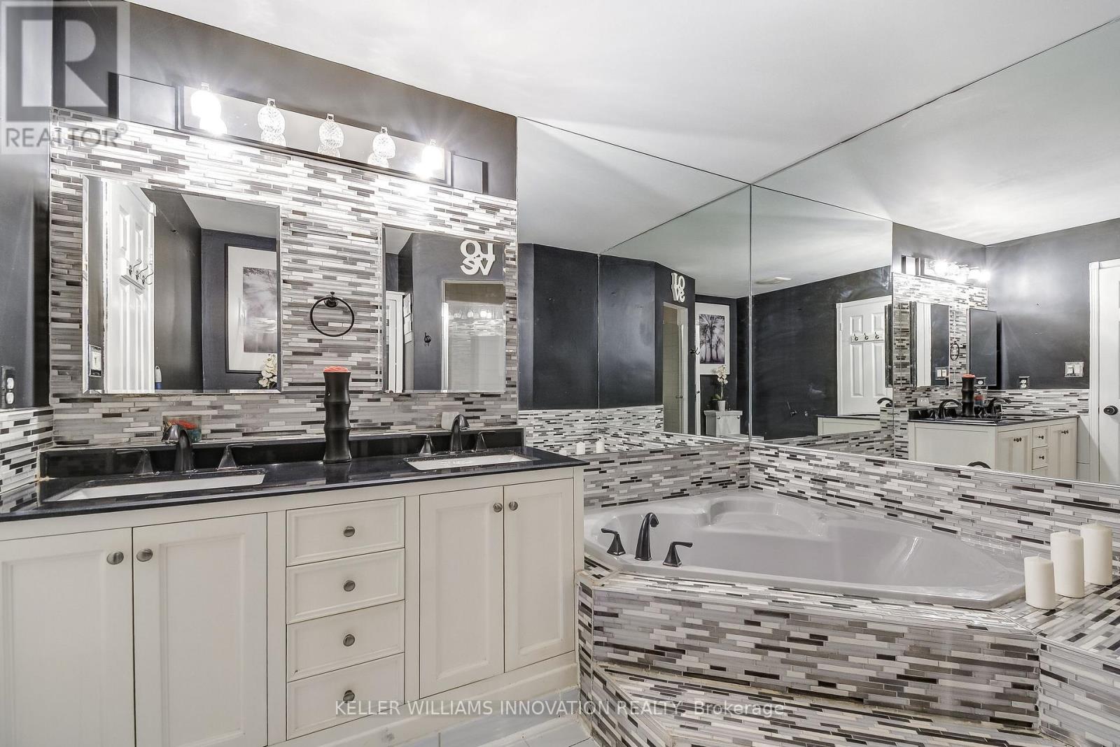 Townhouse at 3 WATERFORD CRESCENT, Hamilton