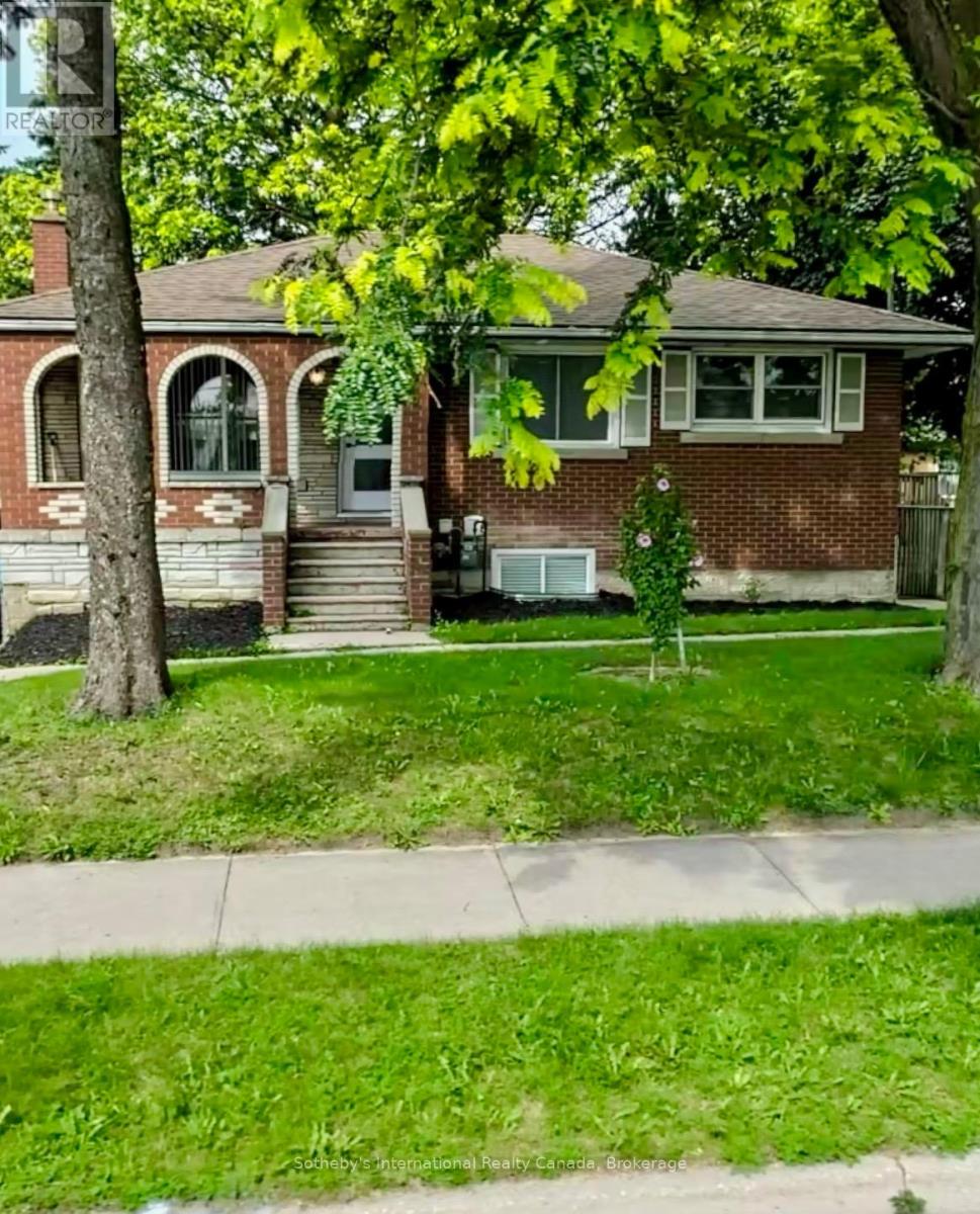 Detached at MAIN LEVEL - 39 SILVERCREEK PARKWAY N, Guelph