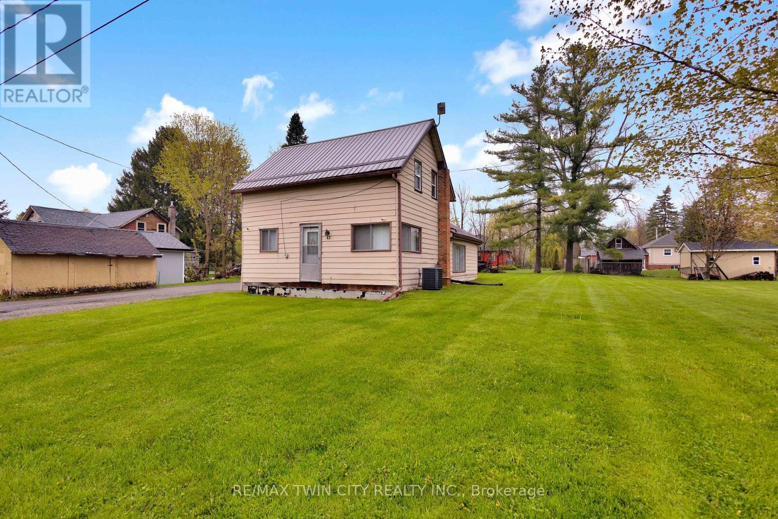 Detached at 43 ONTARIO STREET, Brant (South Dumfries)