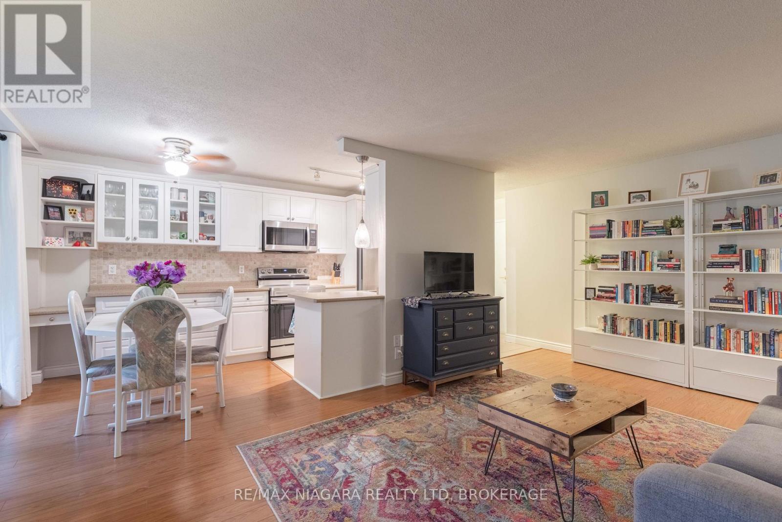 Apartment at 209 - 6390 HUGGINS STREET, Niagara Falls (Stamford)