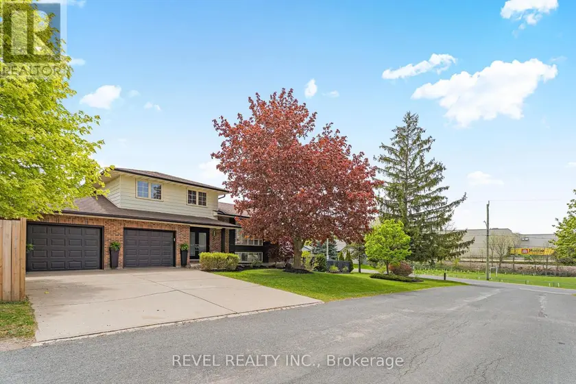 Detached at 9 HIGH CREST LANE W, Woolwich
