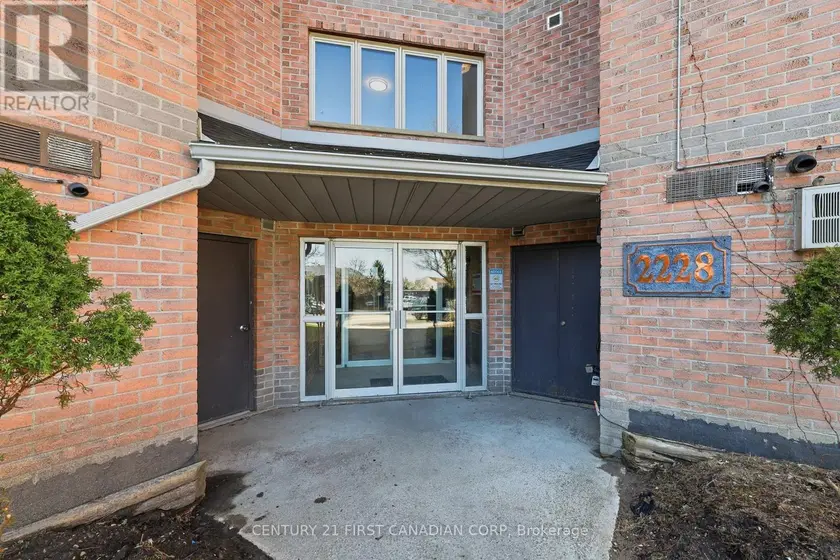 Apartment at 201 - 2228 TRAFALGAR STREET, London East