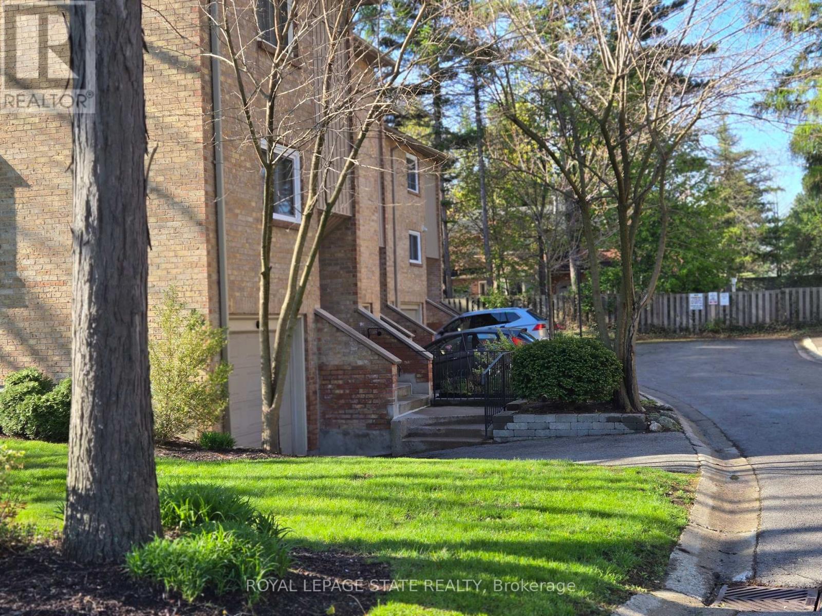 Townhouse at 2 - 95 FONTHILL ROAD, Hamilton