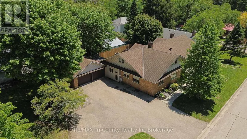 Detached at 16 DELEVAN CRESCENT, Tillsonburg