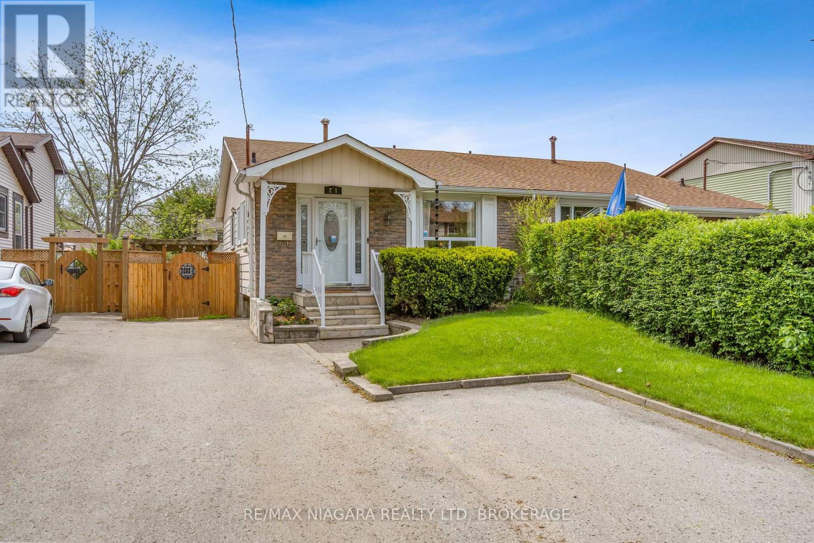 Semi-Detached/Link at 21 ALLAN DRIVE, St. Catharines