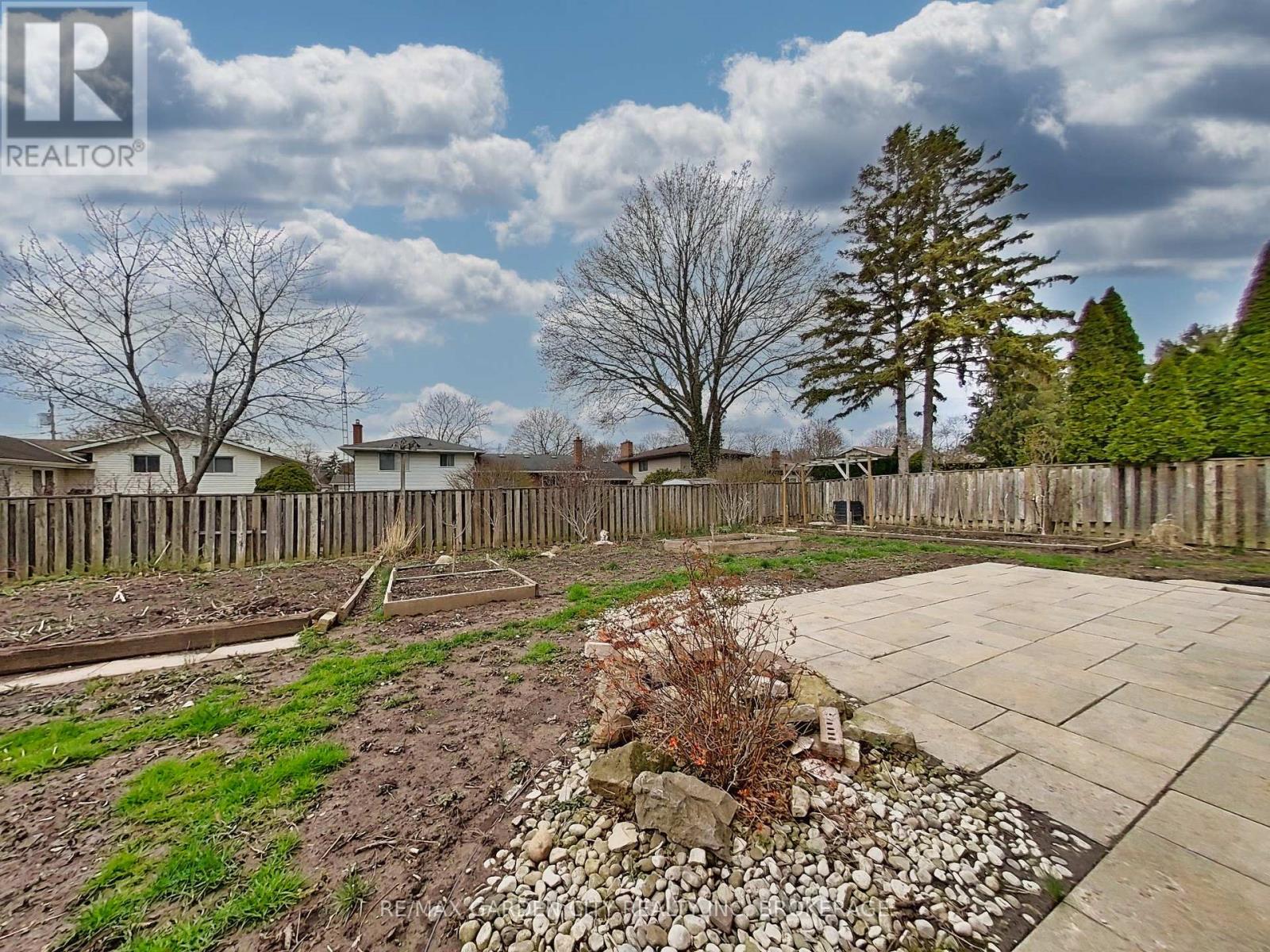Detached at 15 BLACK FRIARS ROAD, St. Catharines