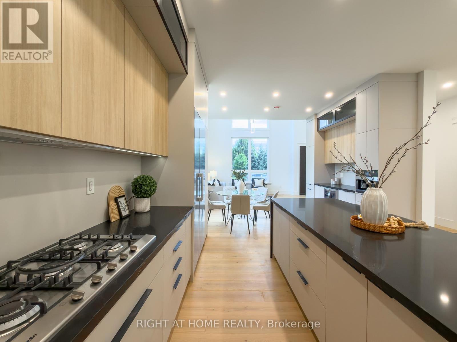 Detached at 61 FLORESTA COURT, Hamilton