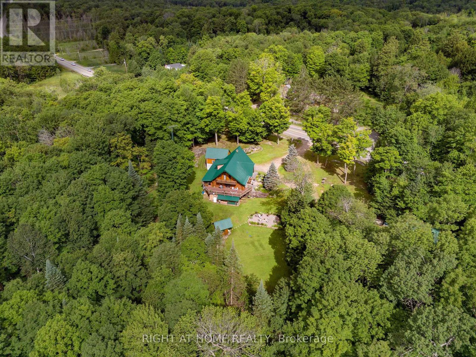 Detached at 1696 HIGHWAY 118 E, Bracebridge
