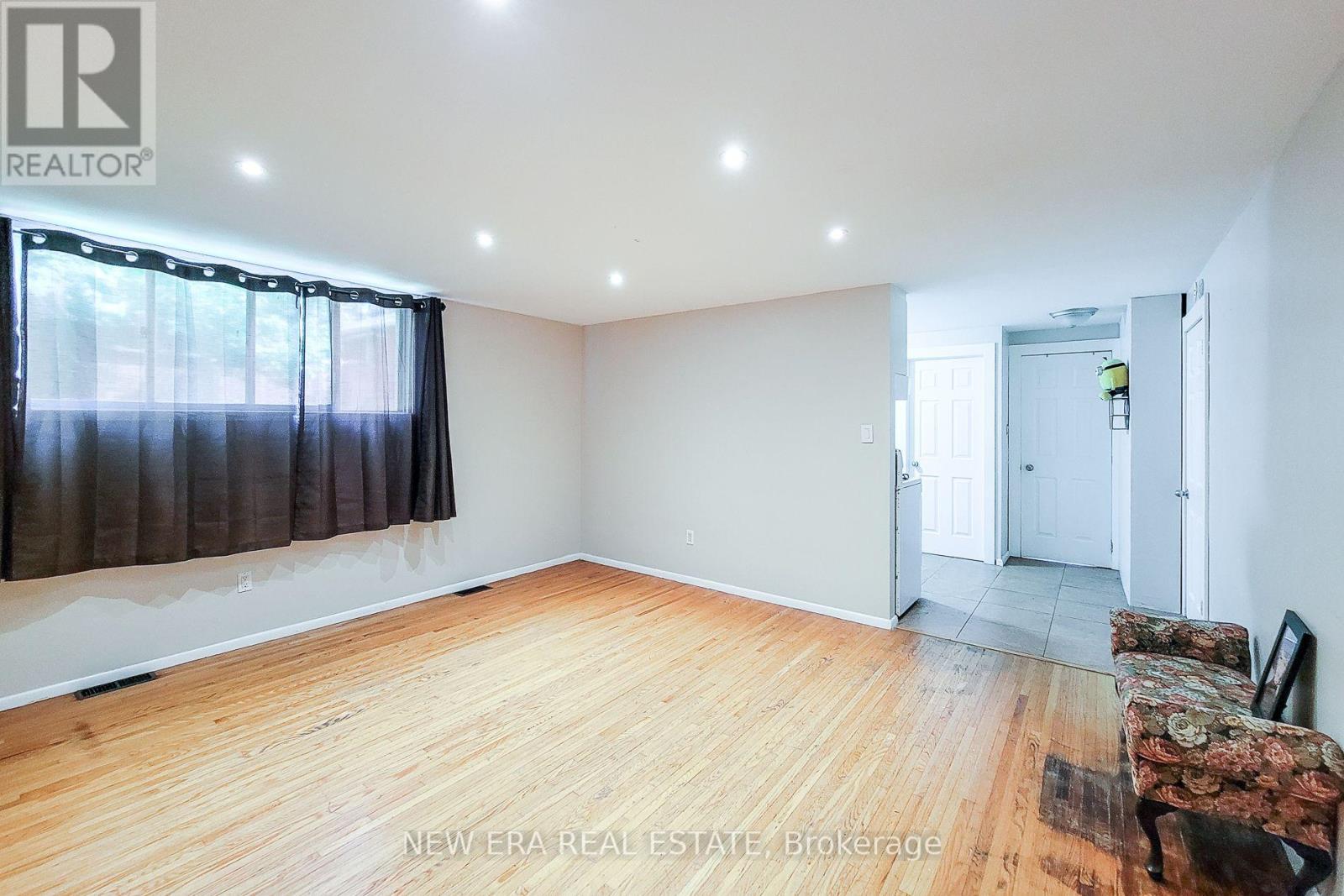 Detached at 1 VERA COURT, Hamilton