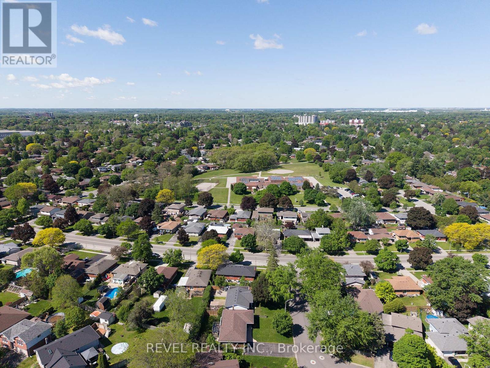 Detached at 23 TRILLIUM WAY, Brantford