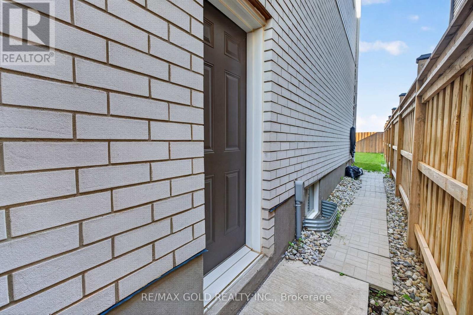 Detached at 105 ARLINGTON PARKWAY N, Brant
