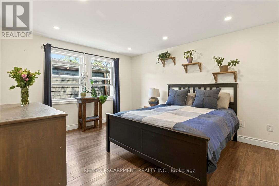 Detached at 42 BRIDLEWOOD DRIVE, Hamilton