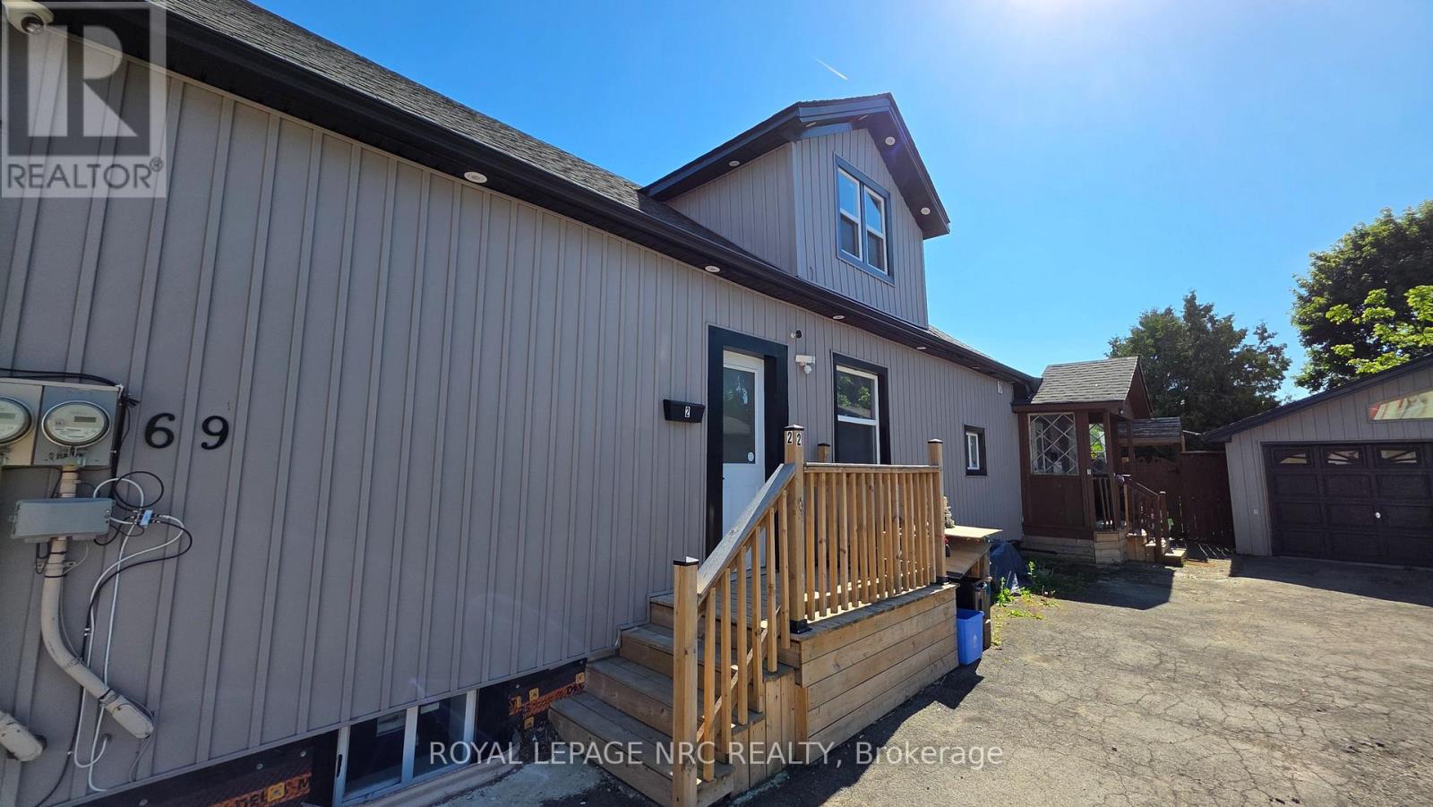 Multiplex at 2 - 69 VINE STREET, St. Catharines (E. Chester)
