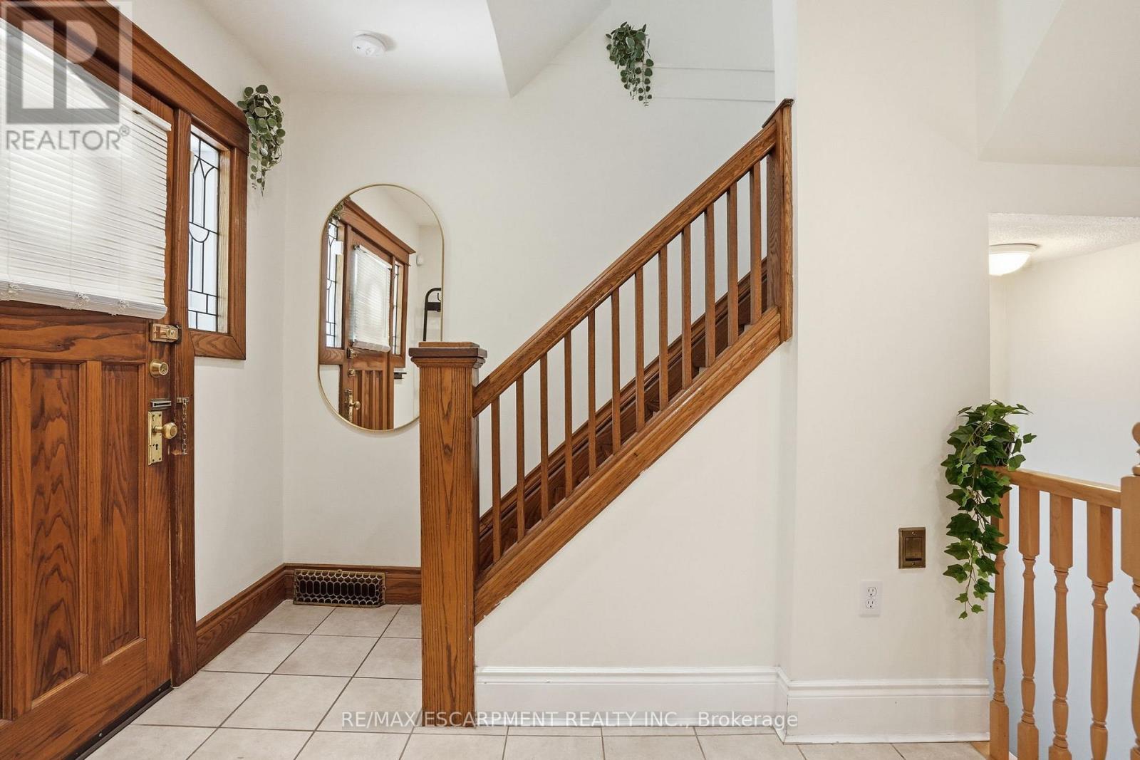 Detached at 146 PARK ROW S, Hamilton