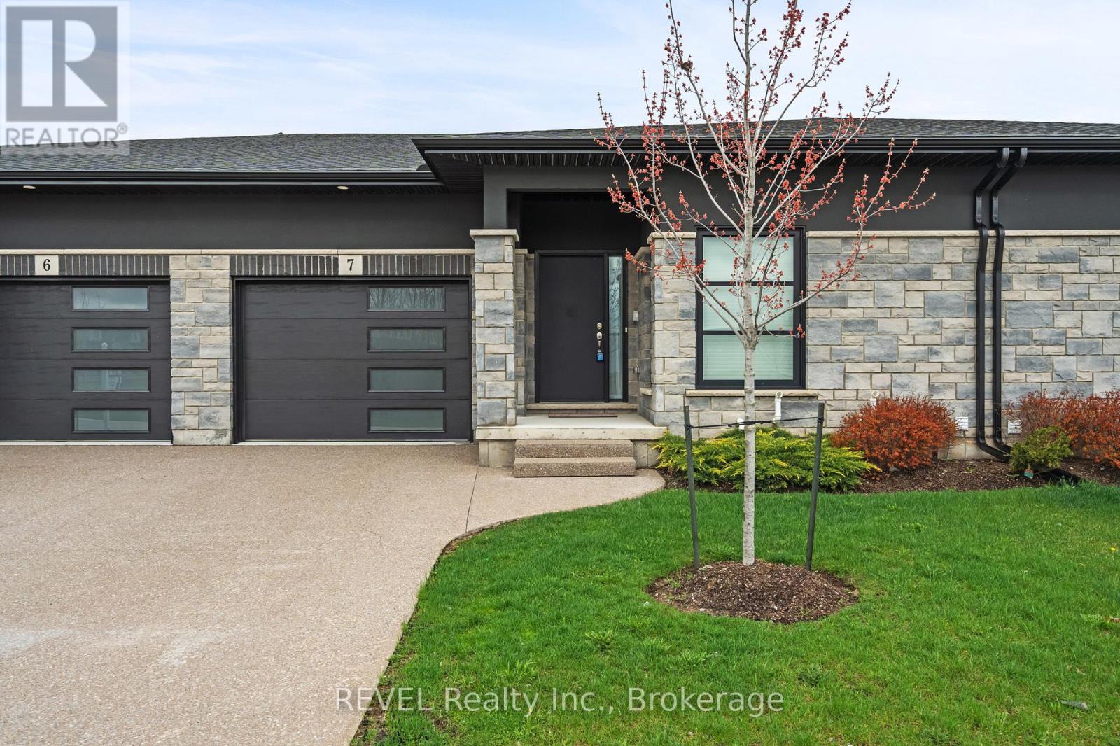 Townhouse at 7 - 7138 PARSA STREET E, Niagara Falls