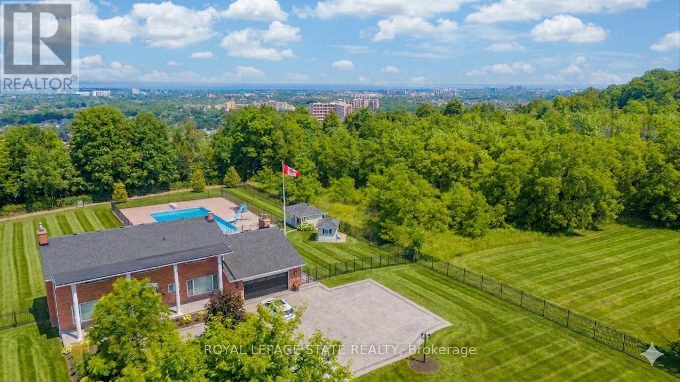 Detached at 10 AZALEA COURT, Hamilton (Stoney Creek Mountain)