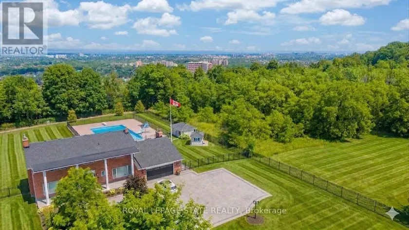 Detached at 10 AZALEA COURT, Hamilton (Stoney Creek Mountain)