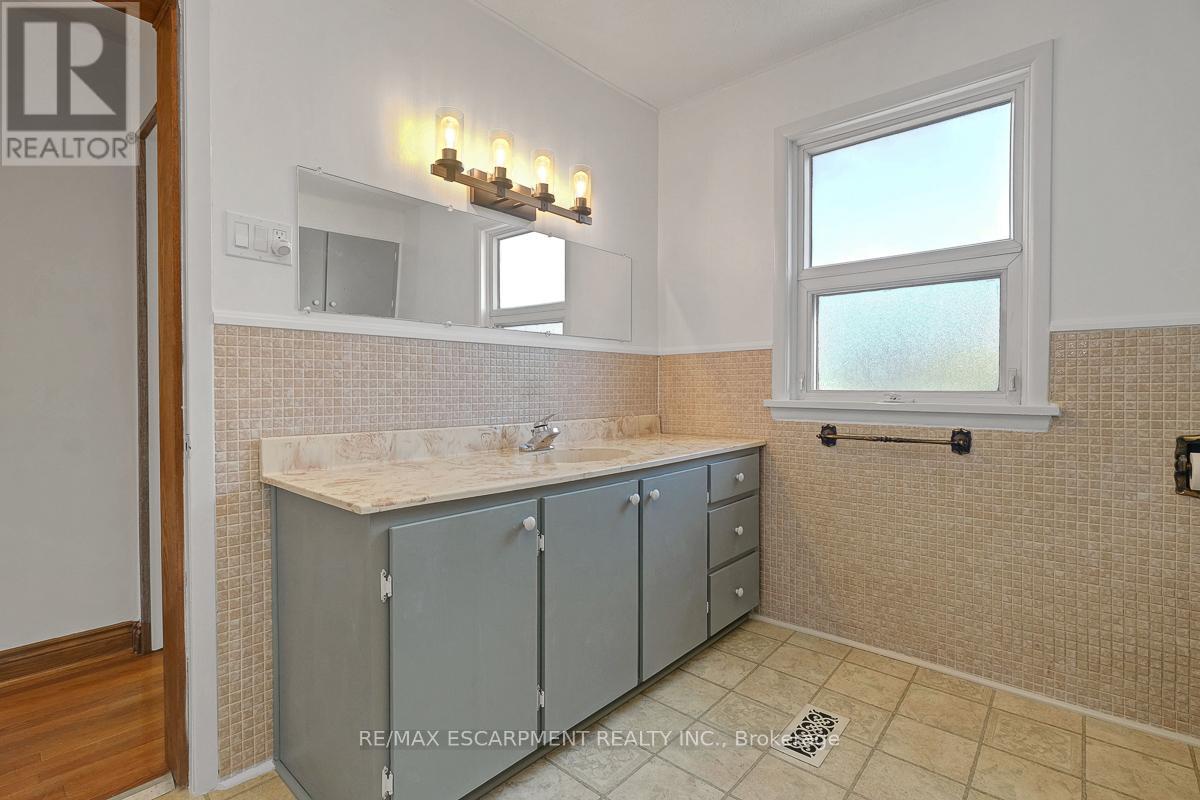 Detached at 14 NIAGARA STREET, Hamilton