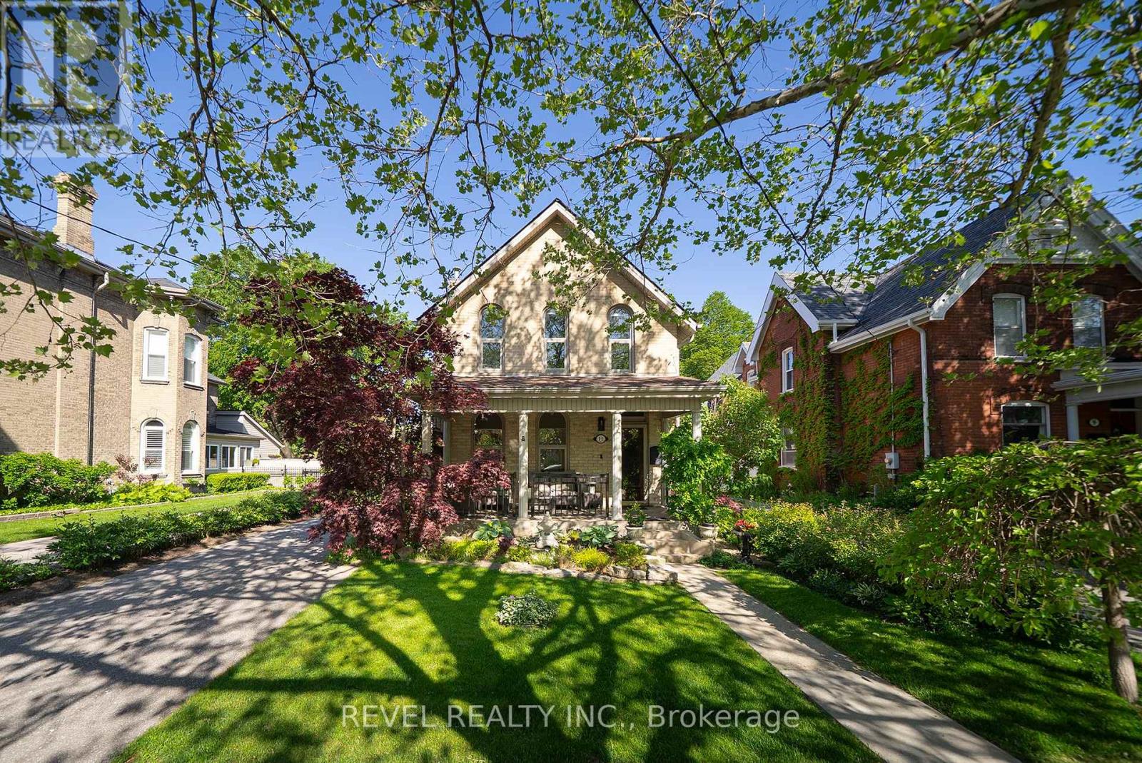Detached at 11 CHESTNUT AVENUE, Brantford
