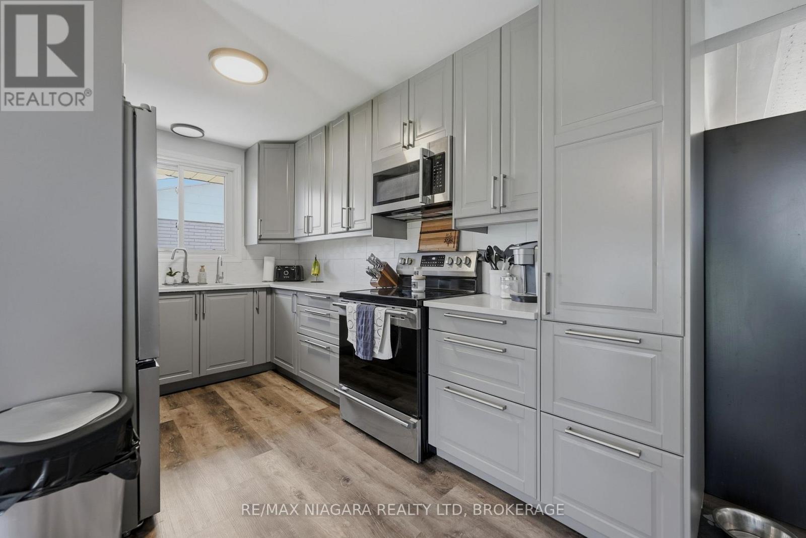 Detached at 230 WELLINGTON STREET, Welland