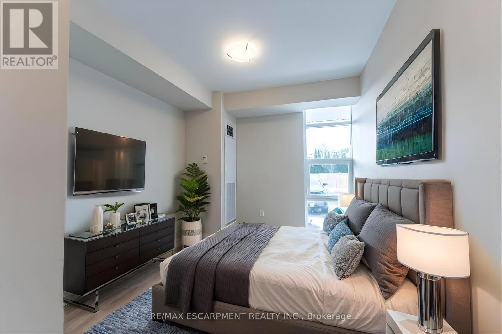 Apartment at 104 - 120 SPRINGVALLEY CRESCENT, Hamilton