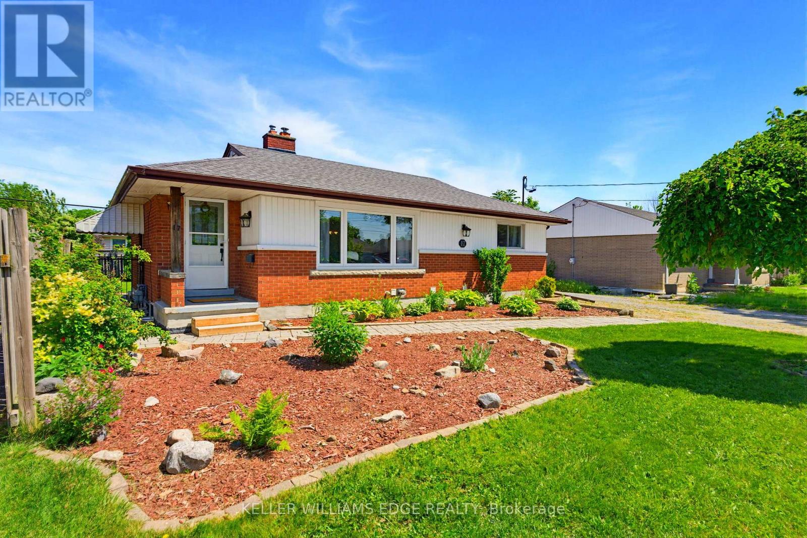 Detached at 17 BROADMORE AVENUE, St. Catharines