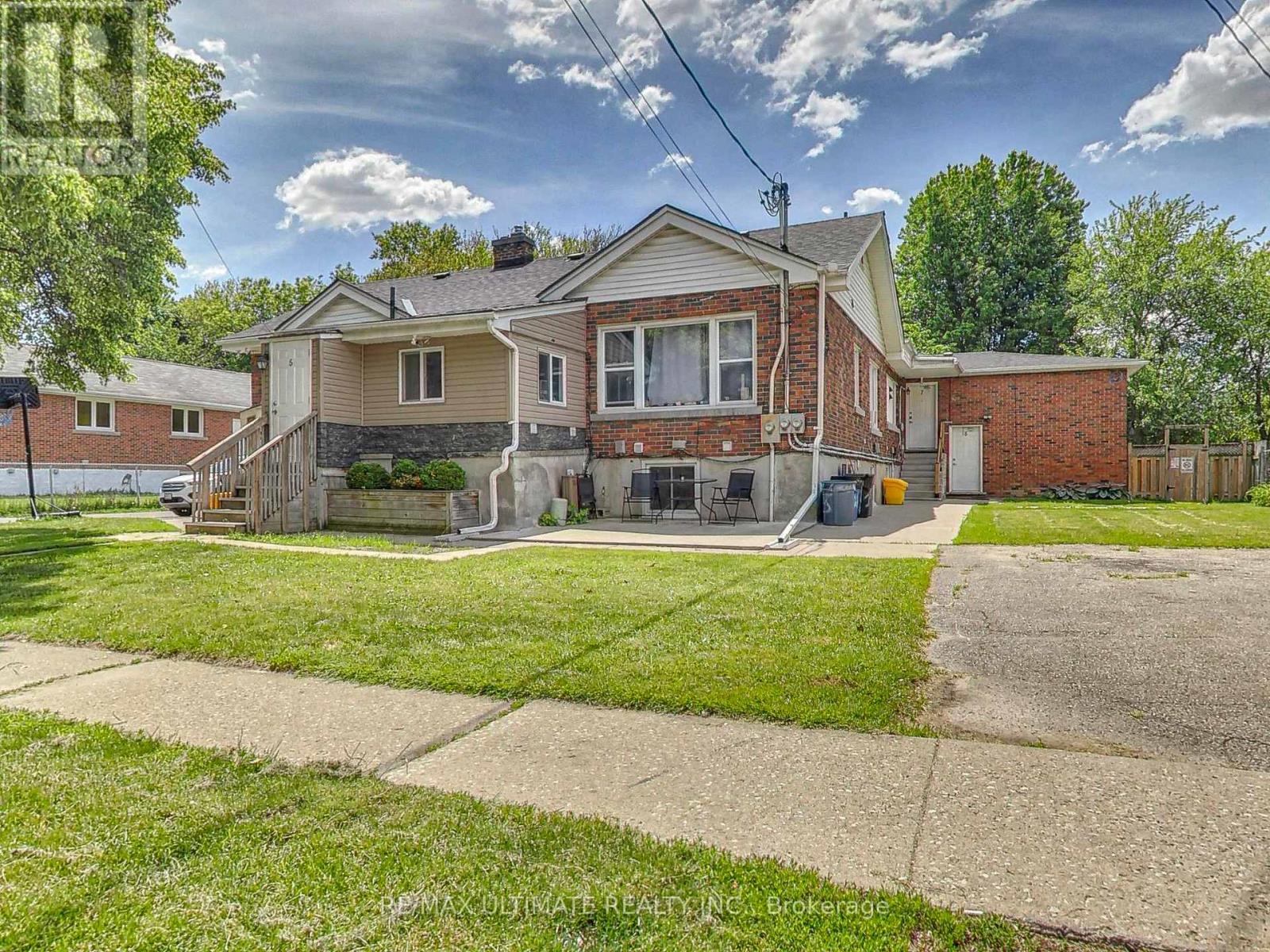 Multiplex at APT 8 - 135 CHATHAM STREET, Brantford