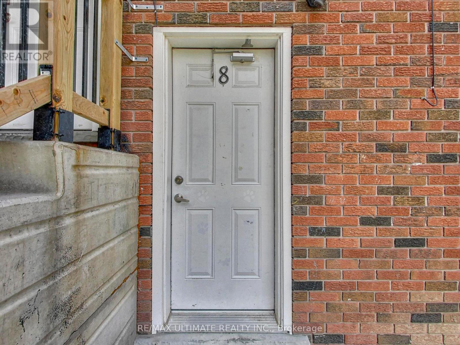 Multiplex at APT 8 - 135 CHATHAM STREET, Brantford