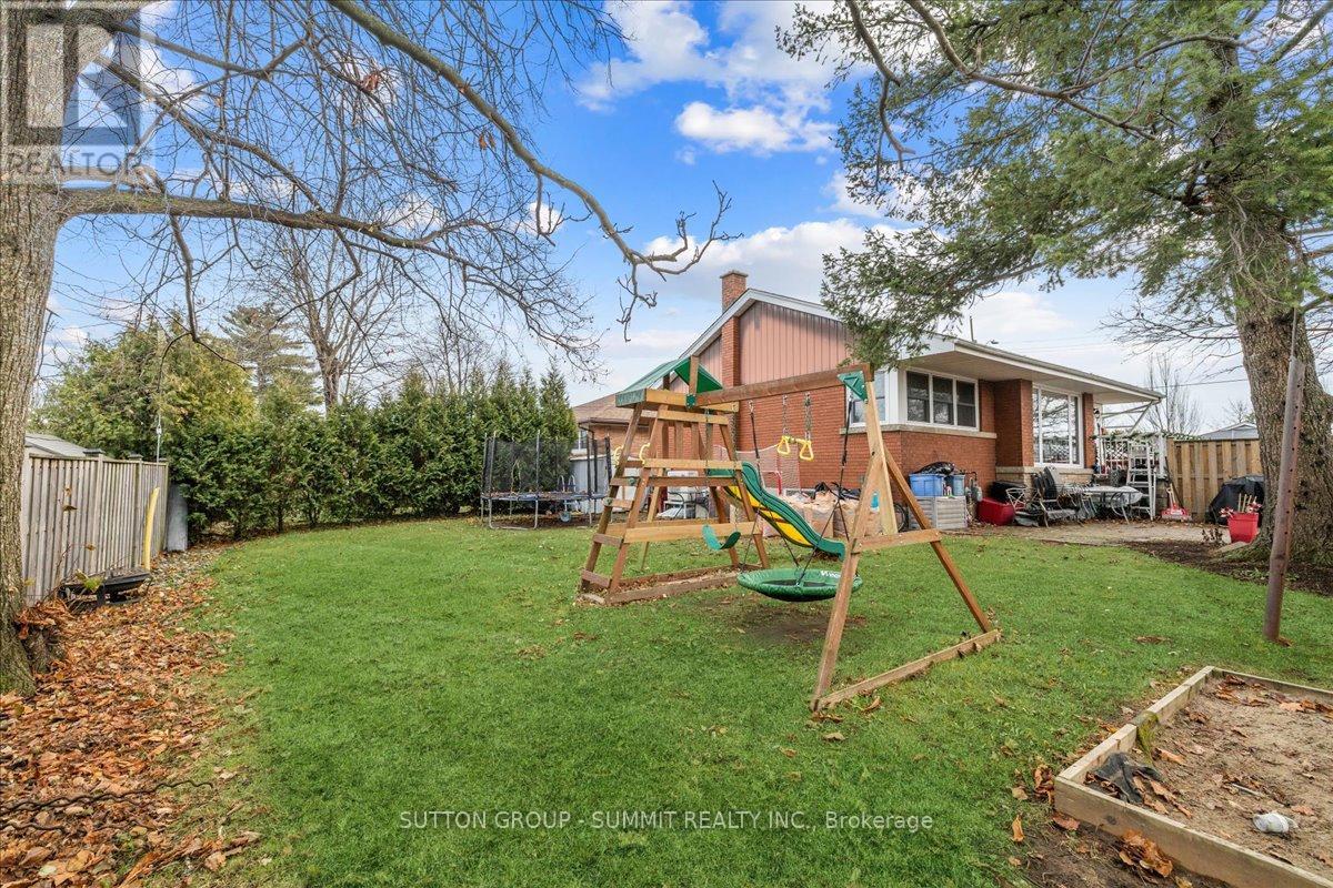 Detached at LOWER - 9 GRENADIER DRIVE, Hamilton